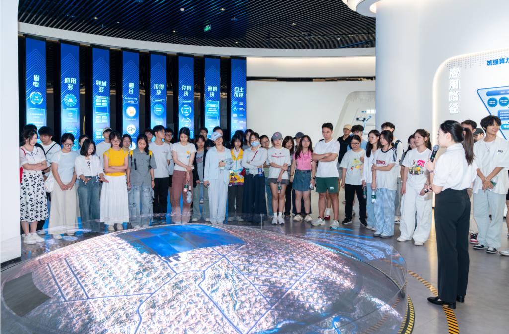 行走的大思政課 探秘成都超算中心，觸摸前沿科技脈搏